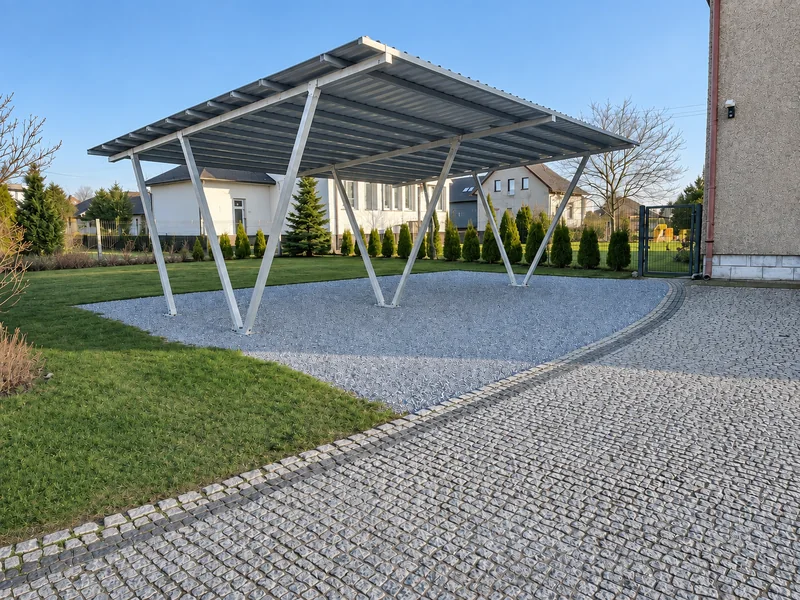 Carport stalowy z ukośnymi podporami przy domu — realizacja SPAWLINE