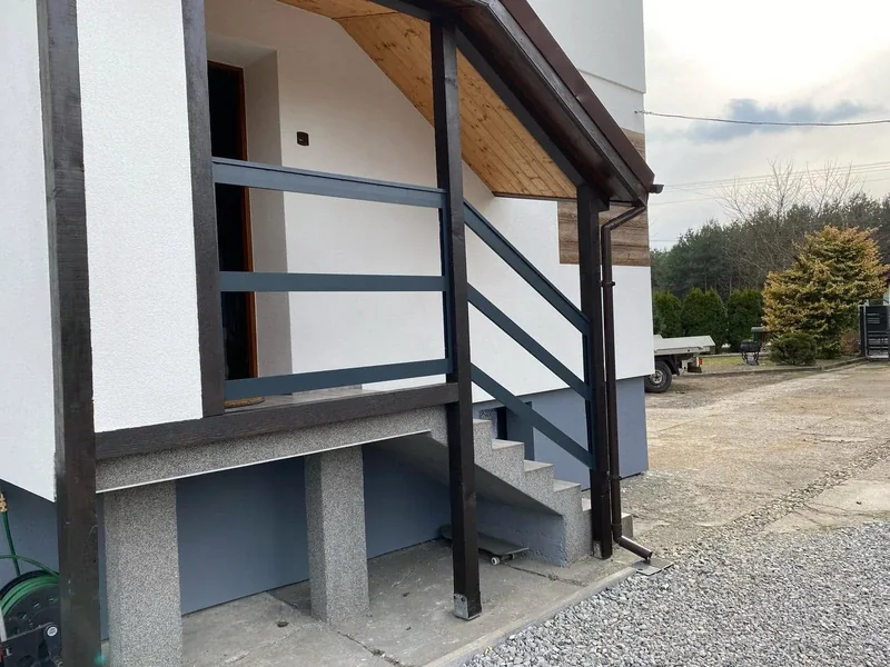 Balustrada z poziomym wypełnieniem przy wejściu