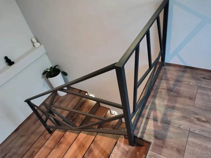 Geometryczna balustrada — widok z podestu