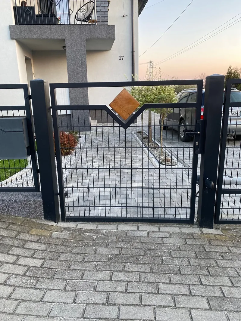 Ogrodzenie z pionowym wypełnieniem i detalem ozdobnym
