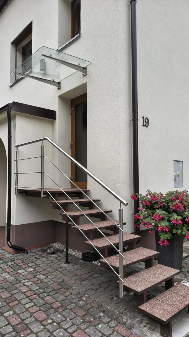 Balustrada przy schodach wejściowych