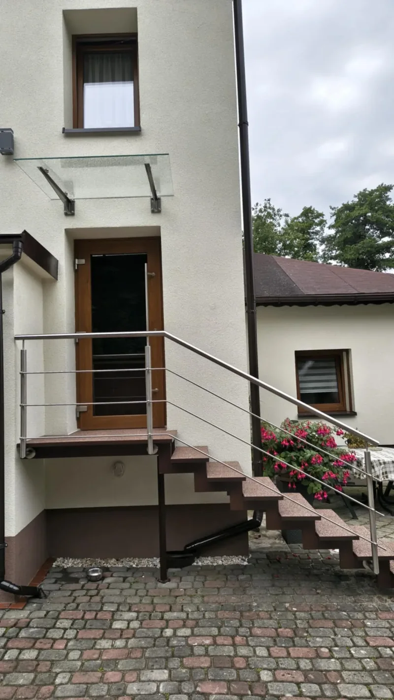 Schody zewnętrzne i poręcz przy wejściu