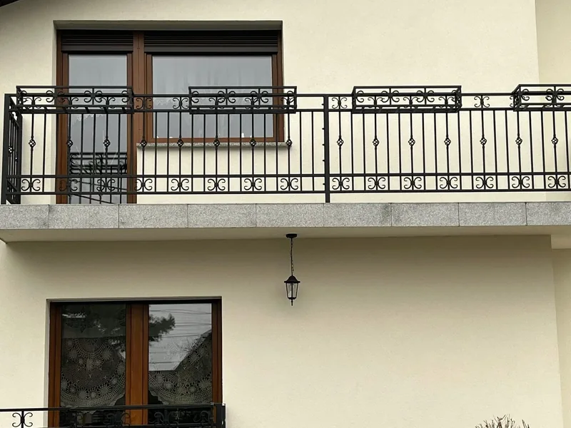 Balustrada balkonowa z ozdobnym wypełnieniem