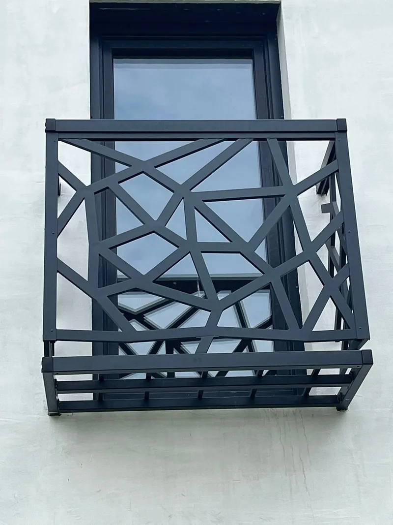 Balustrada balkonu francuskiego — wzór geometryczny