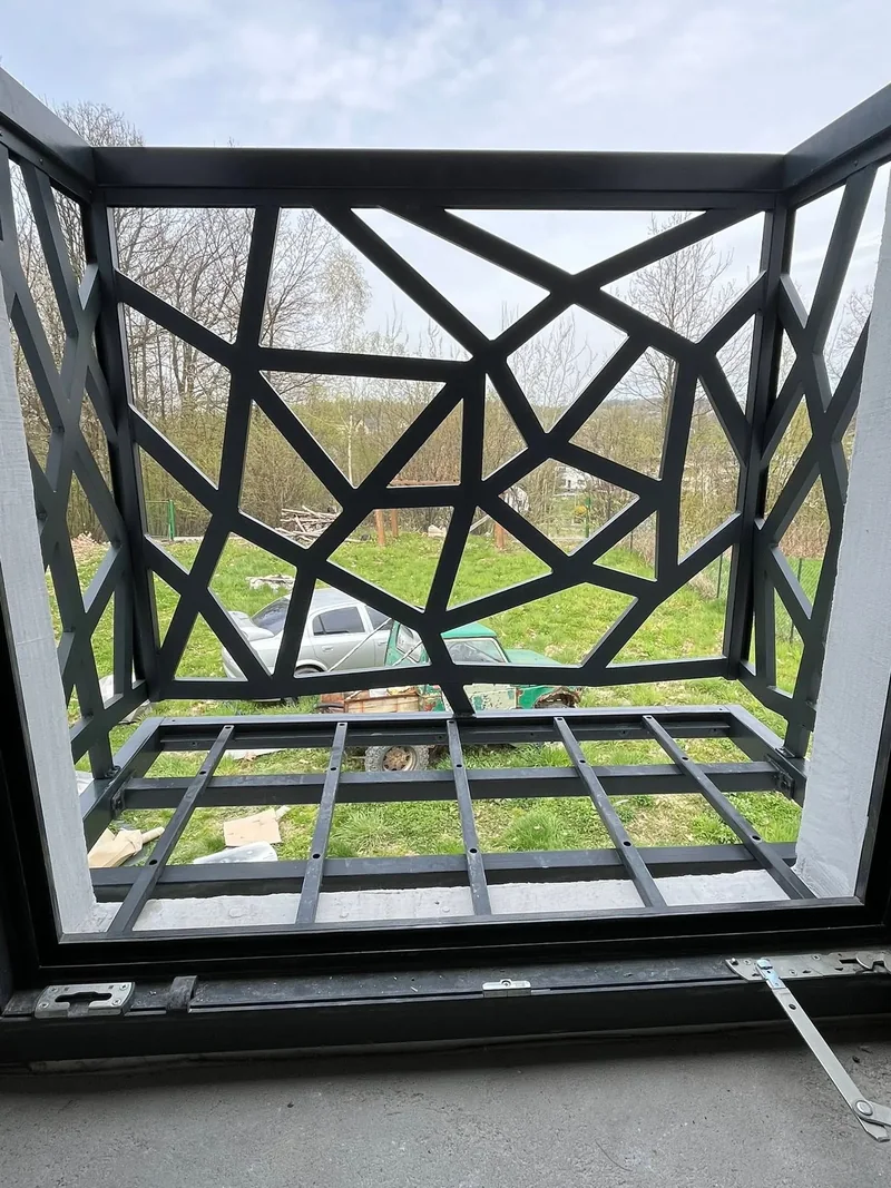 Geometryczne wypełnienie — widok od strony balkonu